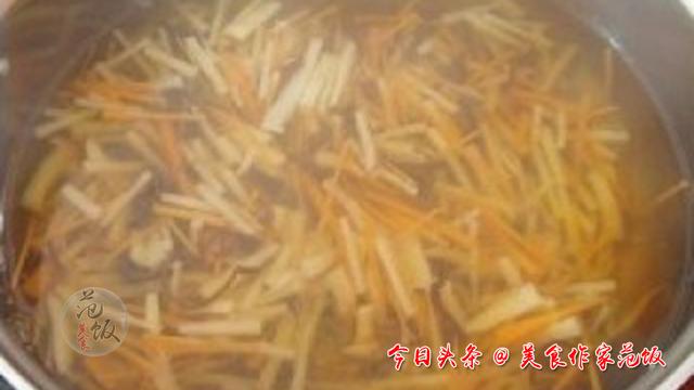 萝卜酸笋汤怎么做，酸菜笋汤的做法（教你做开胃爽口又下饭的酸笋汤）