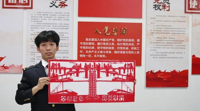 司机怎么画简笔画最帅，动车组副司机学员用红纸剪出自己的“战马”