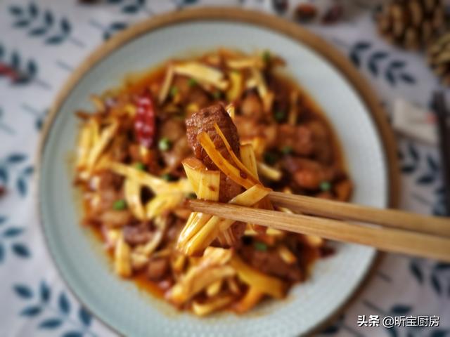 菠萝蜜的丝能吃吗，菠萝蜜里面的丝怎么做菜吃（但是大多数人都吃错了）
