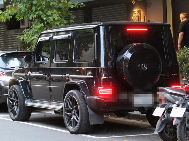 成龙儿子吸毒，成龙之子吸毒被抓+房祖名为何姓房不姓成（成龙儿子房祖名近况曝光）