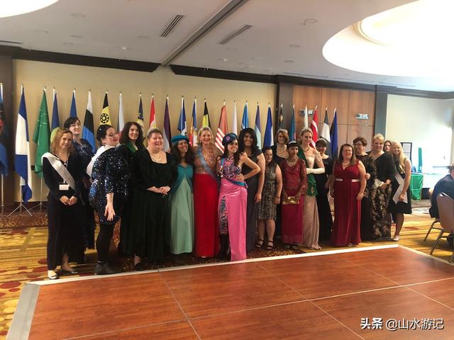 纸牌国中的鸟是什么鸟，纸牌国讲的是什么鸟（美国也有个“国中之国”）