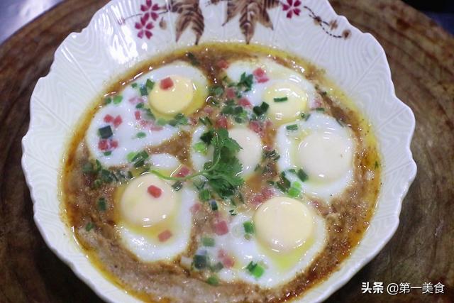 荷包蛋，荷包蛋的正确做法视频（鸡蛋往盘子里一打图片）