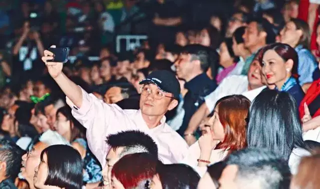 男亲女爱演员表，男亲女爱的演员（黄子华为何有资格成“香港男神”）