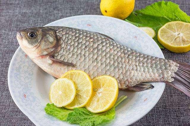 清蒸鲫鱼要蒸多久，清蒸鲫鱼一般蒸多久（做到这点肉质更鲜嫩肥美）