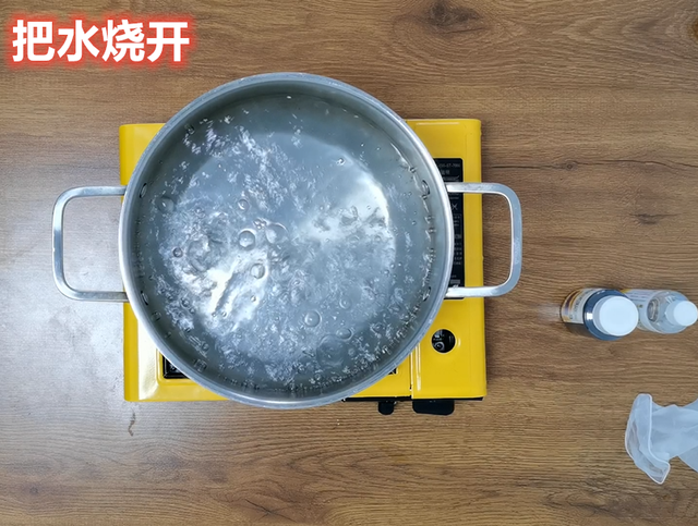 衣服褪色了怎么恢复原来的颜色，衣服掉色了怎么能恢复原来的颜色（被腐蚀褪色的衣服不要扔）