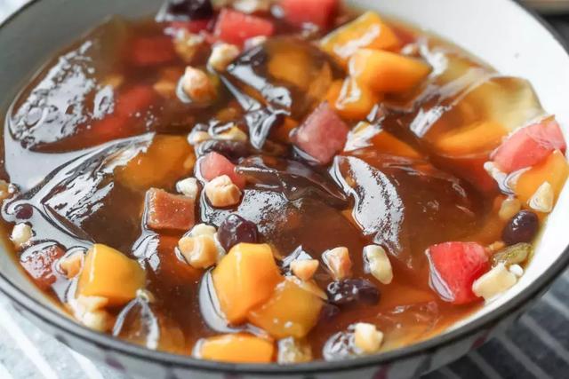 "小时候暑假快放完时,奶奶总会做些糖水喝,边喝边闻到家里挂着的白兰