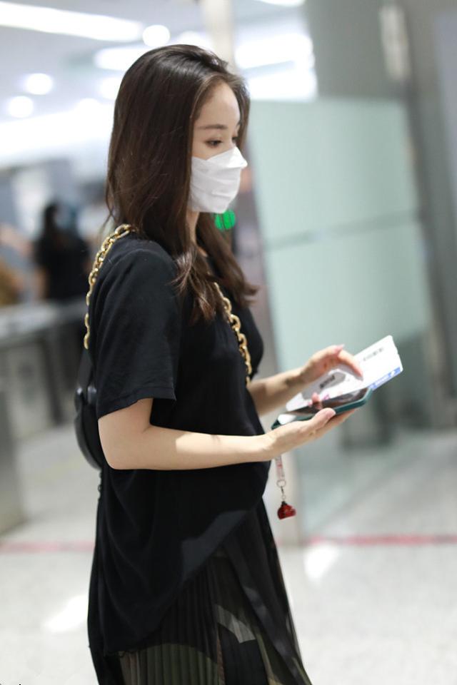 黑色百褶裙配什么上衣好看，黑色百褶裙配什么上衣（穿黑色T恤搭百褶裙）