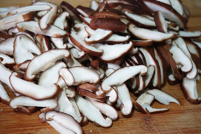 香菇做馅用焯水吗，香菇包饺子需要焯水吗（好吃又清爽的香菇油菜包子）