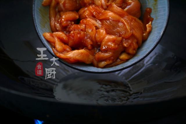 鸡肉香菇怎么做好吃，香菇炒鸡胸肉的详细做法