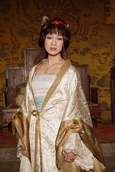 可以将女人的那种柔美和刚毅完美地诠释出来,出演了崇祯皇帝的周皇后