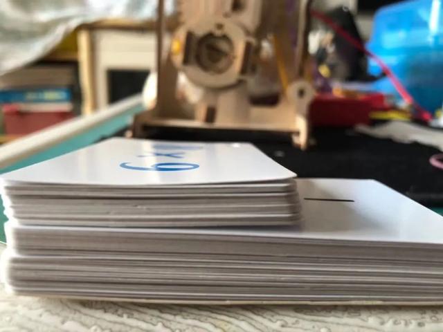 小孩背乘法口诀，怎样教小孩背乘法口诀（带着孩子背诵“九九乘法口诀表”）