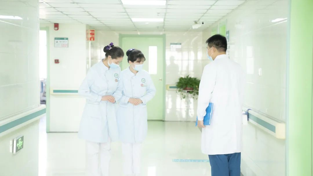 护士礼仪站姿有几种，护士礼仪站姿有几种图片（大兴护理的快和实之礼仪篇）