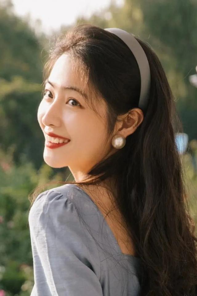 什么发型显脸小显年轻，适合瘦脸的发型（简单易打理的4款发型）