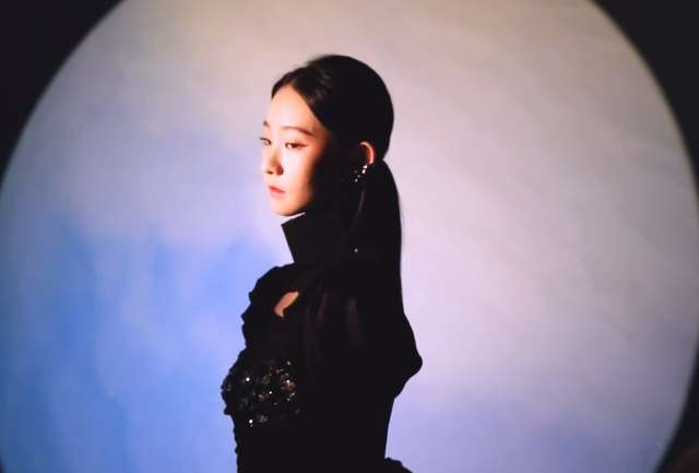 情侣头像黄一点的一人一半，情头真人一人一半 甜蜜侧颜微信（硬糖少女“月下七姐妹”大片）