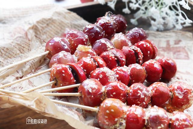 山楂和冰糖熬起来吃有什么作用，冰糖熬山楂有什么功效（裹上糖稀做成冰糖葫芦）