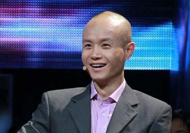乐嘉回应强吻谢娜事件，他感情坎坷，一共有三段婚姻，三个孩子