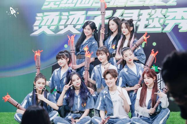 的摸石头过河,买下了韩国综艺101系版权的腾讯视频《创造101》从录制