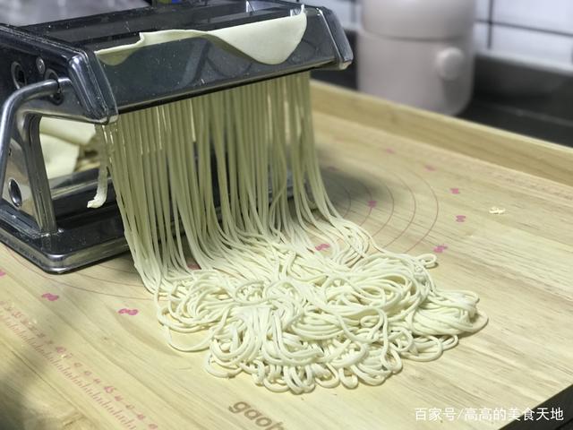 碱水面怎么做好吃，让人吃着上瘾的地道碱水面