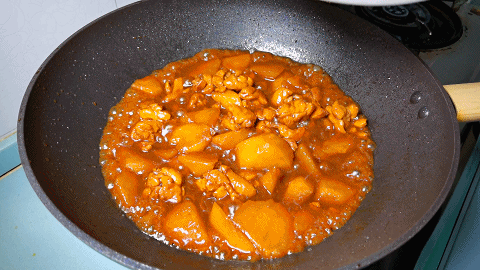 鸡肉炖土豆怎么炒好吃又嫩，土豆炖鸡这样做太好吃了