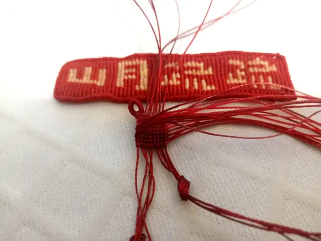 手工粽子怎么做简单又漂亮，手工五彩粽子制作方法（精致小巧的4角粽子）