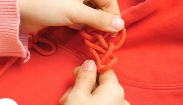 卫衣带子系法，蝴蝶结卫衣带子系法（今年最流行的卫衣绳子打结法）