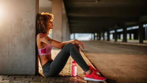 如何跑步不伤膝盖，如何正确跑步不伤膝盖（做好这7点，从此远离膝盖伤痛）