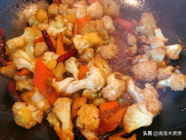 花菜素炒怎么做好吃，干锅花菜怎么做好吃又简单视频（家常小菜：素炒菜花的做法）