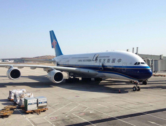 飞机重量是多少吨，飞机载重量是50什么（为什么民航客机重达几十吨）