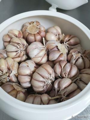 甜蒜的腌制方法10斤蒜怎样配料，甜蒜的腌制方法10斤蒜怎样配料视频（姥姥用了半辈子的腌糖蒜秘方）