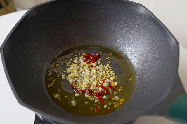 芹菜炒香干怎么炒，芹菜炒香干怎么炒（到底是先炒芹菜还是香干）