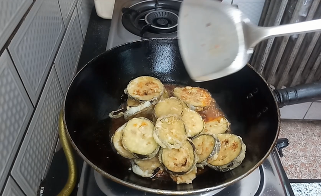 河南面煎茄子的做法，面煎茄子的做法（只需一个茄子就可以搞定一道菜肴）