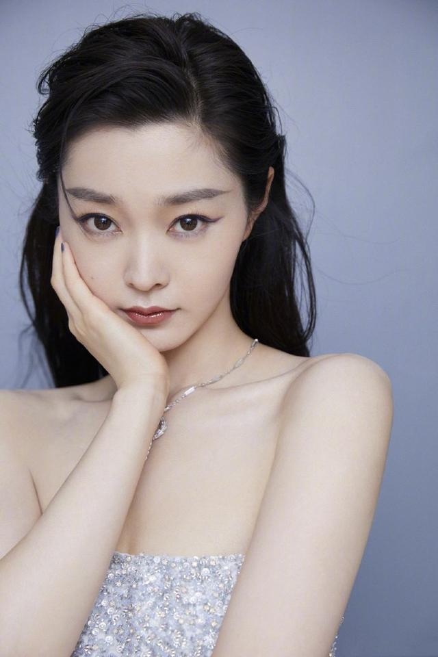 仙气唯美云朵背景图,仙气唯美云朵背景图片(宋轶云朵裙造型唯美动人)