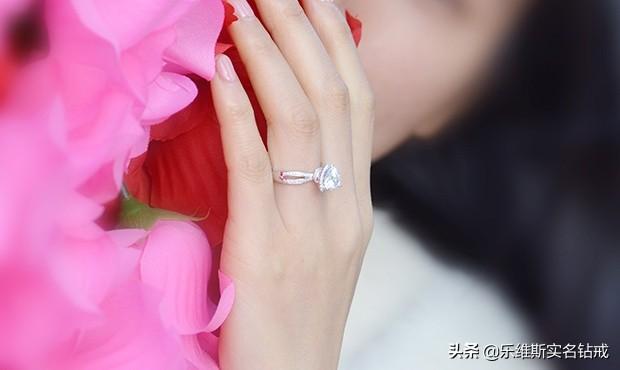 正确的戒指佩戴方法，戒指的正确佩戴方法女（不同的佩戴指法有哪些不同的意义）
