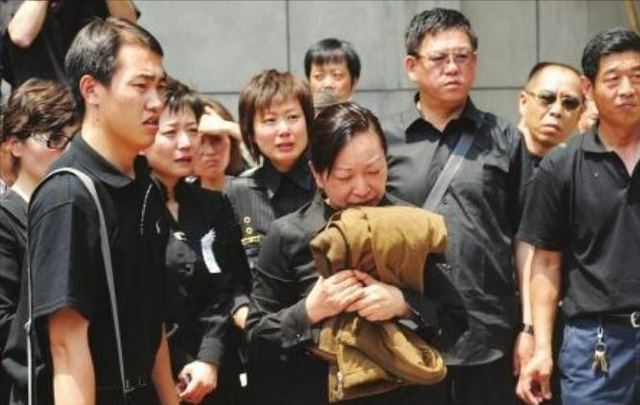 罗京追悼会全部过程，在罗京葬礼上哭到昏厥的妻子