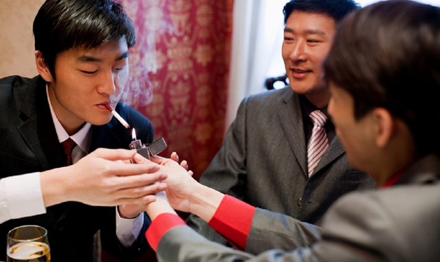 接烟的规矩和讲究，让烟接烟讲究（酒局上领导给两根烟）