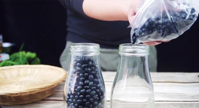 炒黑豆的做法，黑豆的十种吃法大全集（93岁老奶奶吃了60年的黑豆营养做法）