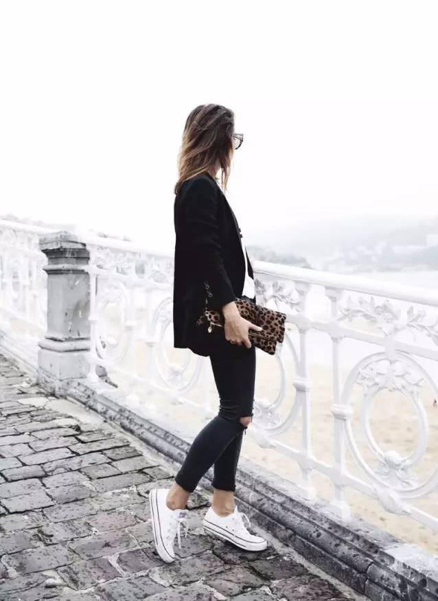 黑裤子配黑鞋还是白鞋,黑裤子配白鞋子好看吗(别忘了西裤和牛仔裤与