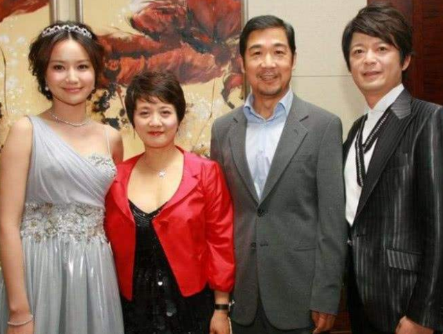 张国立有几个孩子，张国立的4个孩子（干女儿却成张国立一生骄傲）