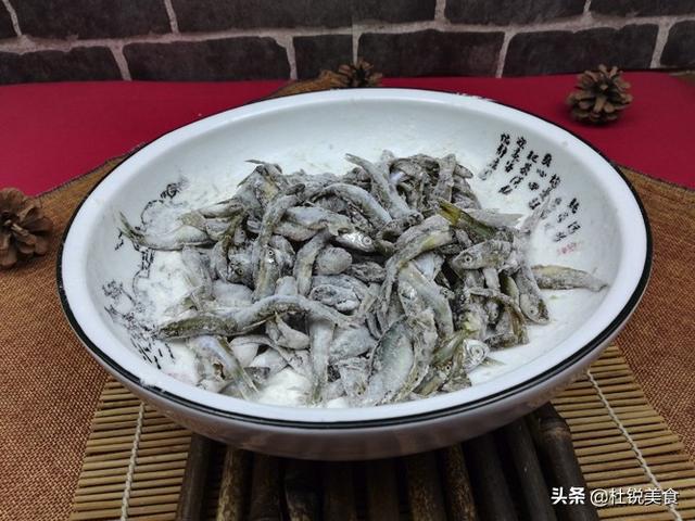 酸辣鱼汤的做法，酸辣鱼汤的家常做法（酸辣爽口的秘密全在这碗小鱼汤里）