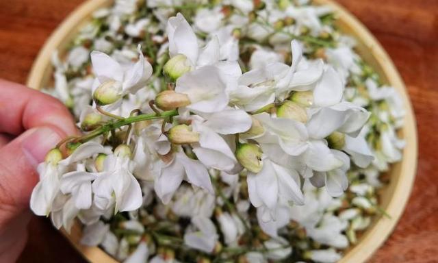 槐树花怎么做好吃，槐花怎么做好吃（槐花别蒸着吃了）