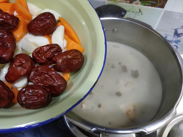 排骨汤炖多久，萝卜排骨汤炖多久（教你正确做法，汤白味鲜特鲜美）