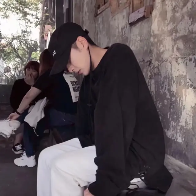 失恋的男生必用头像微信，失恋的男生必用头像（男生头像丨放手舍不得）