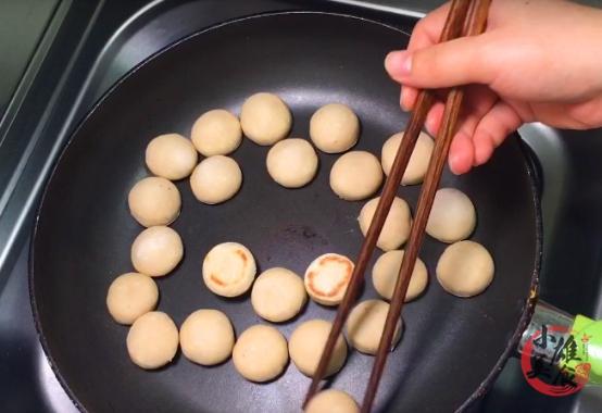 香蕉和鸡蛋怎么做好吃法，香蕉和鸡蛋的做法大全窍门（香蕉里打入2个鸡蛋）