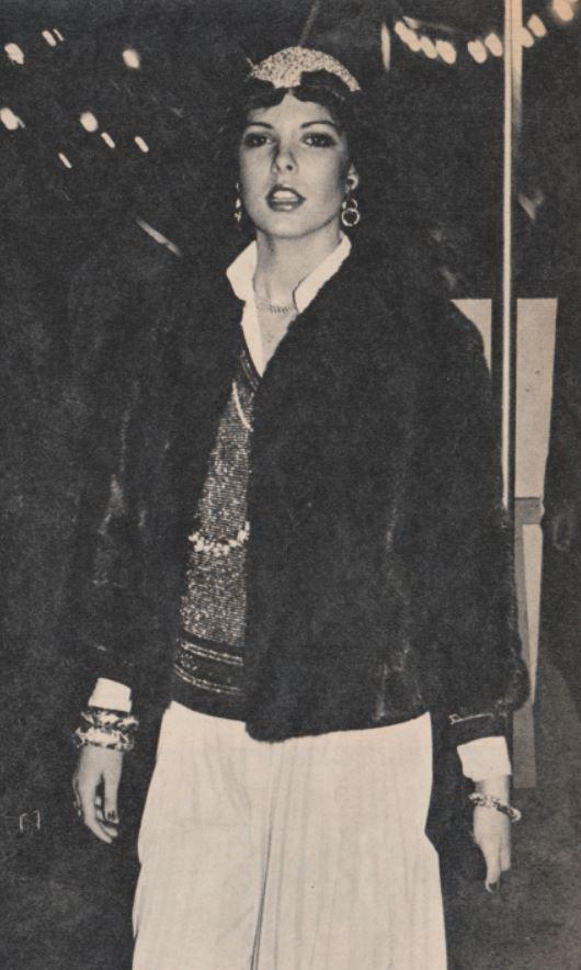 老王今年47岁，膝下一儿一女，儿子已经成婚，目前老王同老伴及未婚的女儿居住在一起。老王的家庭目前属于，　　类型。A核心家庭B联合家庭C主干（却打人、随地尿尿还勾搭老婆闺蜜）