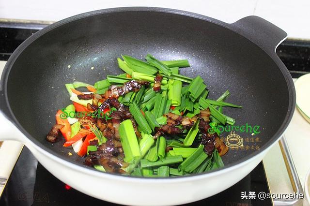 腊肉炒多久能熟，炒腊肉煮几分钟才能吃（腊肉加蒜苗炒最香）