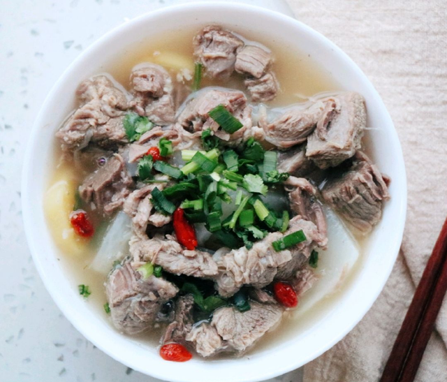 羊肉怎么炖好吃，羊肉怎么炖好吃又营养（炖羊肉牢记“3加4不加”）