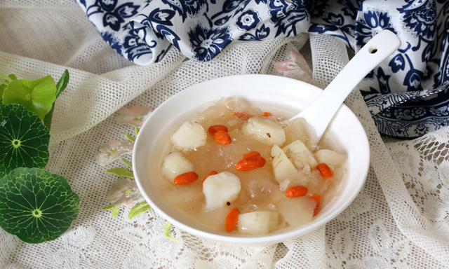 银耳汤的功效和作用，银耳汤的功效（女人要常喝这道银耳羹）