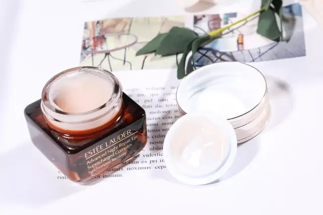 雅诗兰黛眼霜好用吗，雅诗兰黛红石榴球型眼霜好用吗（雅诗兰黛新款抗蓝光眼霜真这么厉害）