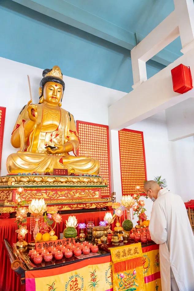 山东博山正觉寺的法师,在文殊殿为高考学子点燃智慧灯,祈愿文殊菩萨