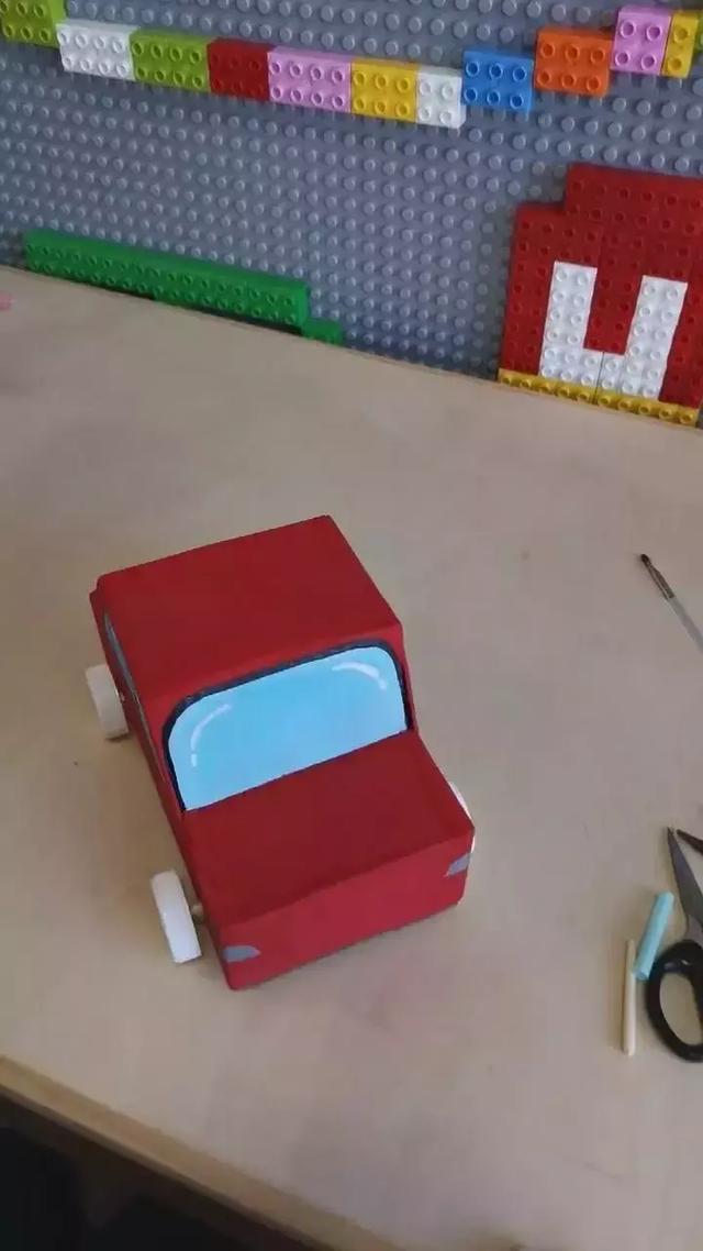 废旧纸盒做小汽车教程，怎么用纸盒做小汽车（幼儿园手工作业——纸箱小汽车）